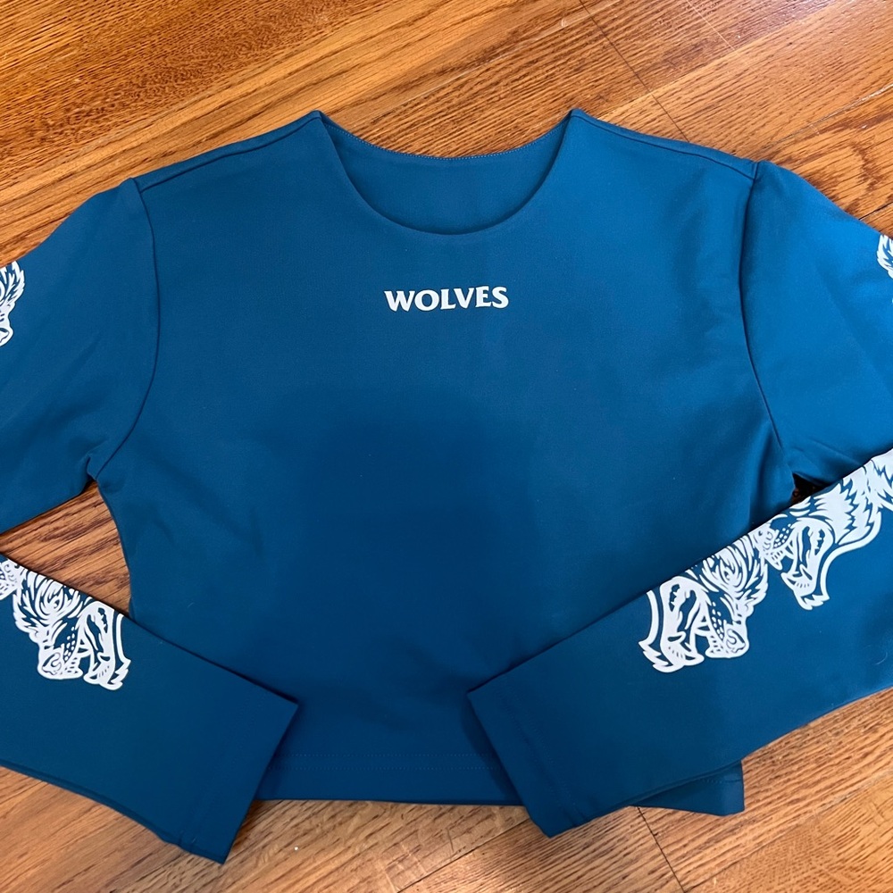 Darc sports (she) wolves long sleeve top size XS